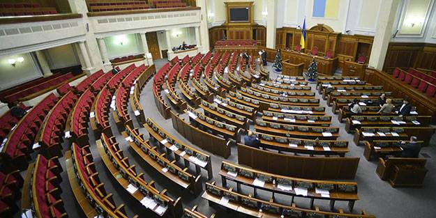 Ukraynalılar parlamento önünde toplandı: Savaş istemiyoruz