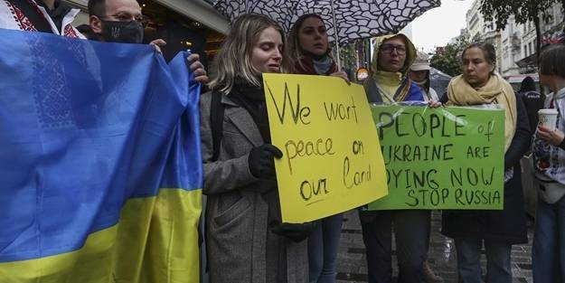 Ukraynalılar şehirlere giren Rus askerlerini protesto ediyor