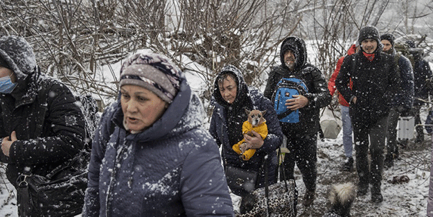 Ukraynalıların çilesi kar yağışı altında devam etti