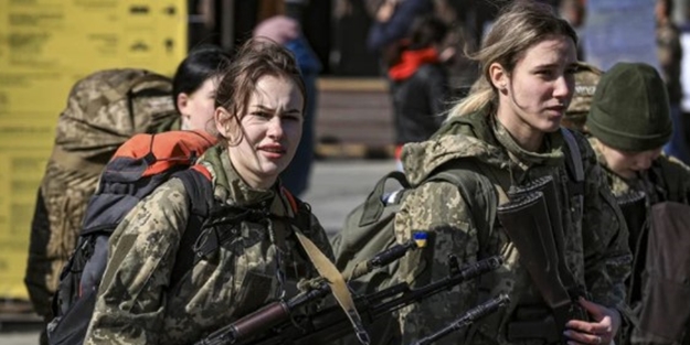 Ukrayna'nın kadın askerleri cepheye böyle gitti!