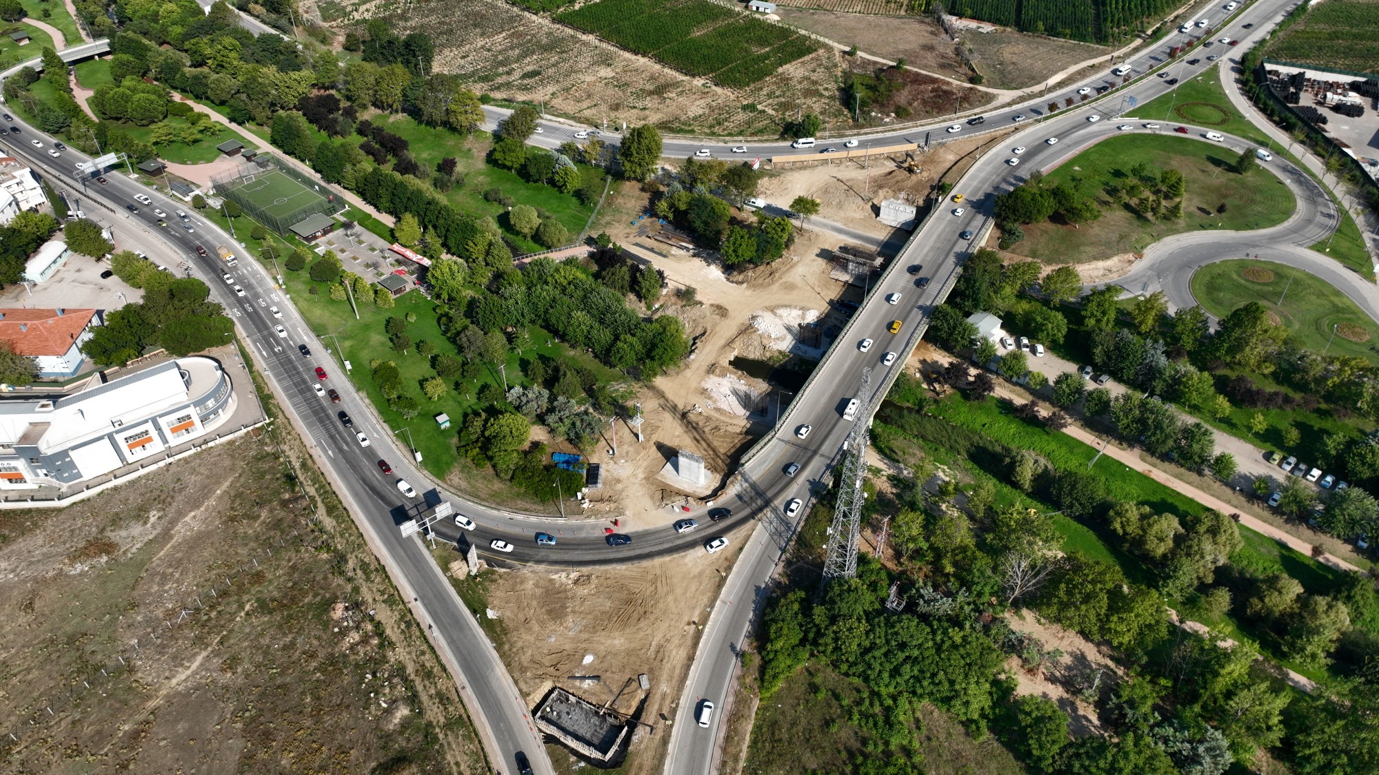 Ulaşım düğümü köprülerle çözülüyor