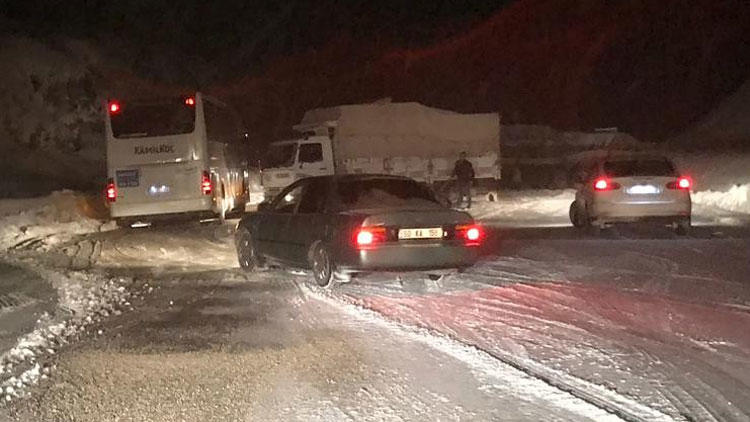 Ulaşım güçlükle sağlanıyor! Kar engeli