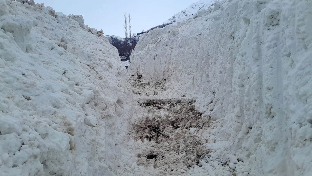 Ulaşım için tüneller açılıyor! Dev kar kütlesi köyü yuttu