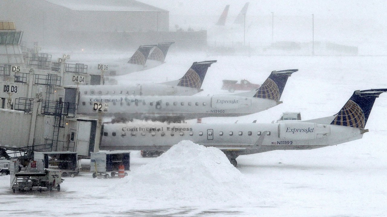 Ulaşım krize döndü! Kar fırtınası sebebiyle 2 bin 500 uçuş iptal edildi