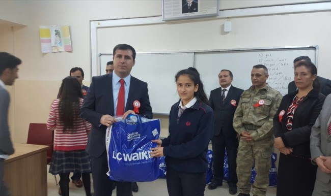 Ulaş'ta ihtiyaç sahibi öğrencilere giyecek yardımı