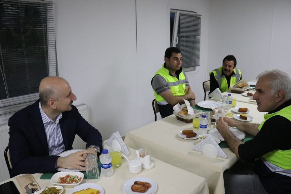 Ulaştırma Bakanı Karaismailoğlu Kuzey Marmara Otoyolu’nda işçilerle iftar yaptı 