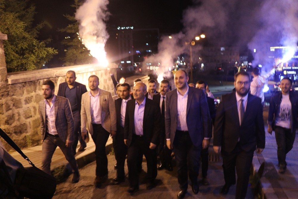 Ulaştırma ve Alt Yapı Bakanı Turhan Rizeli gençleri telefonla Binali Yıldırım ile buluşturdu 