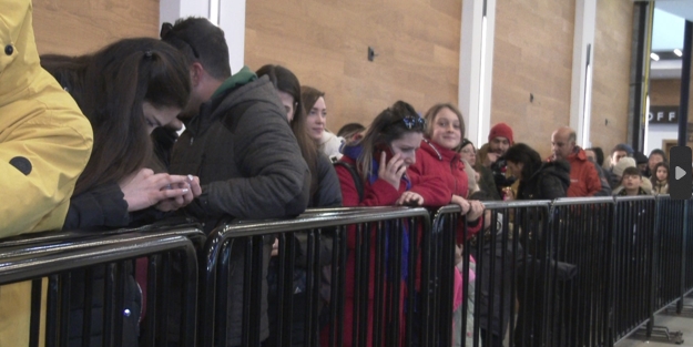 Ülke batıyor, ekonomi yerlerde… Millet kuyrukta bekliyor