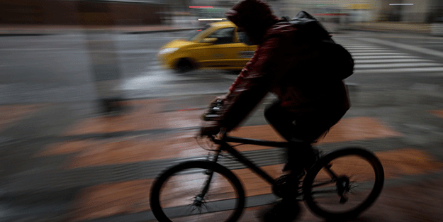 Ülke bir anda ‘arabasız’ kaldı! Sebebi ise çok değişik…