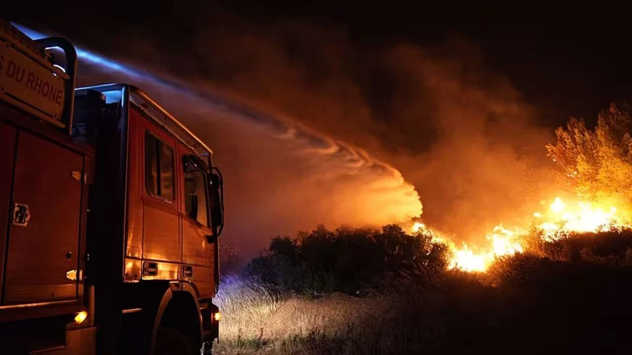 Ülke cehenneme döndü: Fransa'da 3 binden fazla kişi tahliye edildi!