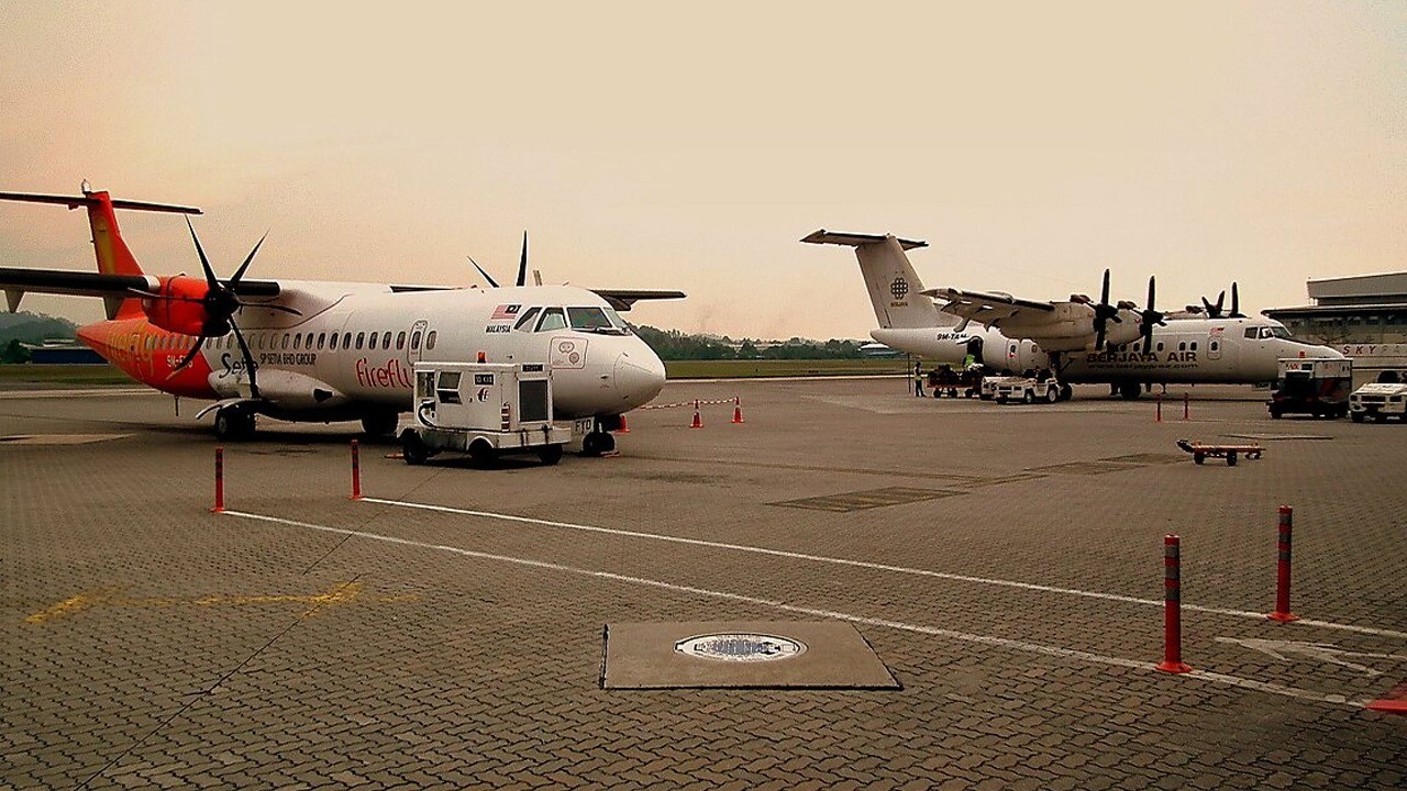 Ülke dünyaya ilan etti: Pilatus PC-7 acil havaalanına indi! Pist uçuşlara kapandı