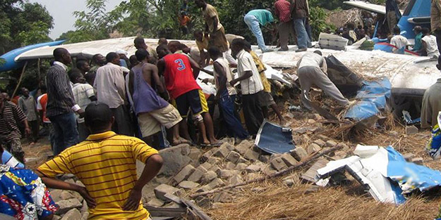 Yerleşim merkezine uçak düştü! Çok sayıda ölü var