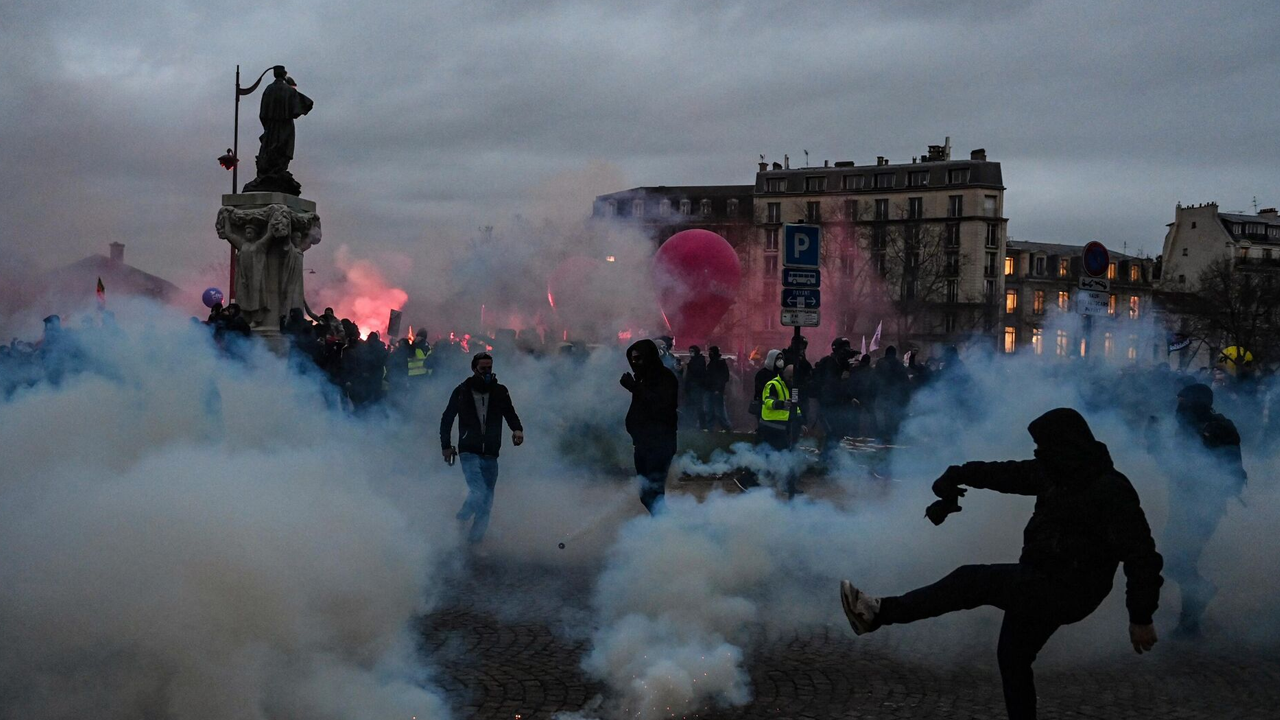 Ülke genelinde grev alarm! Sömürgeci Fransa’da tehlike kapıya dayandı