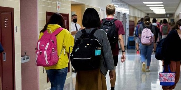 Ülke kaosta! ABD'deki okullarda sırt çantaları yasaklandı!