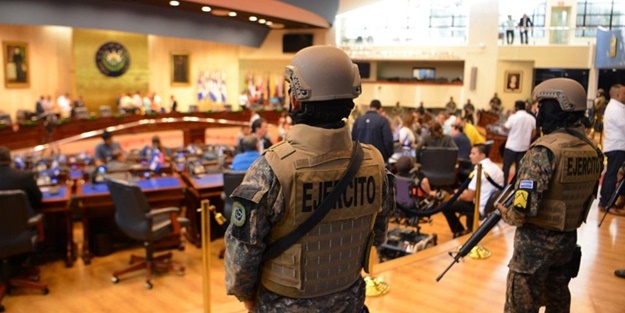 Ülke karıştı! Asker Meclisi bastı