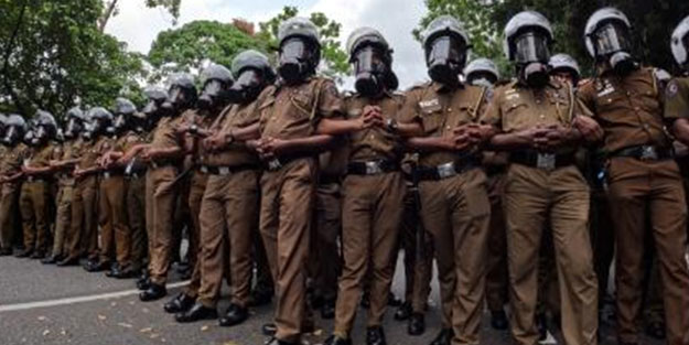 Ülke karıştı! Başbakan istifa etti, sokağa çıkmak yasaklandı