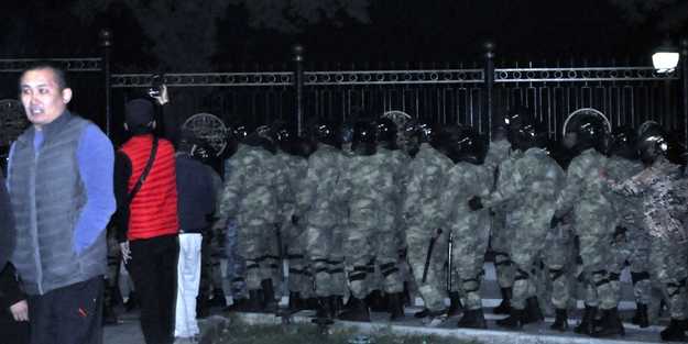 Ülke karıştı! Göstericiler cezaevinden cumhurbaşkanını kaçırdı