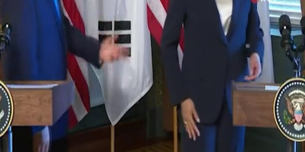 Ülke lideriyle yaptığı basın toplantısında Kamala Harris'ten tepki çeken hareket!