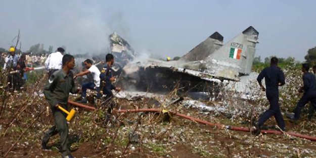 Ülke şokta! Savaş uçağı düştü