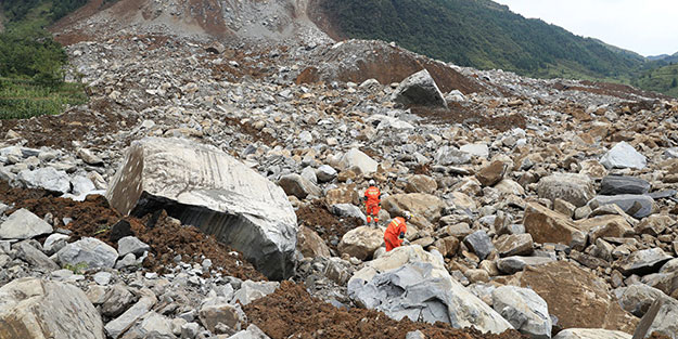 Ülke şokta! Toprak kayması 8 can aldı... Belediye Başkanı: Ölü sayısı daha fazla olabilir