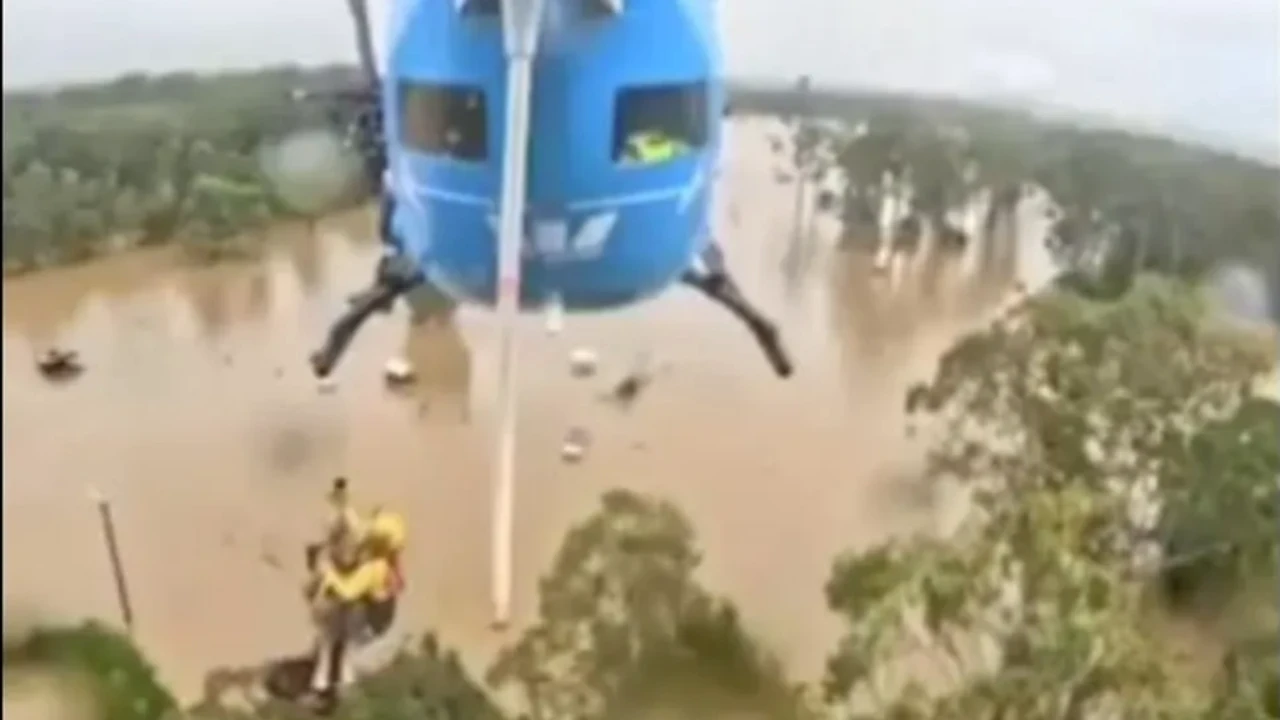 Ülke sular altında: 10 bin ev hasar gördü