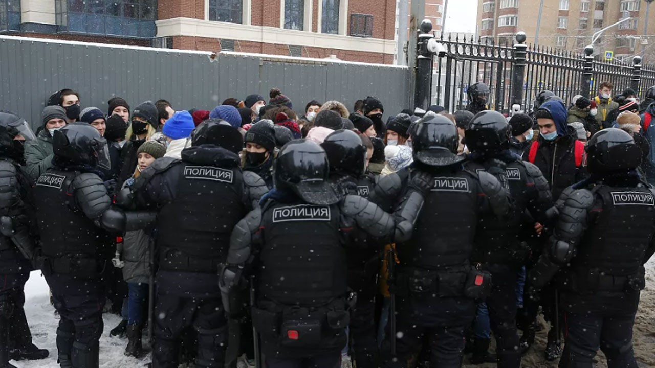 Ülkede 'acil durum' ilan edildi! 170 bin polis aranıyor