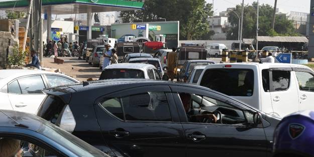 Ülkede akaryakıt krizi! Benzin istasyonlarında uzun kuyruklar oluştu