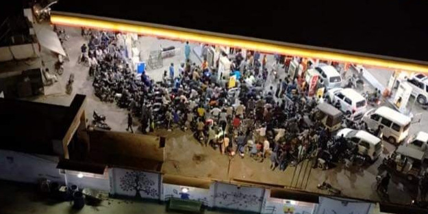 Ülkede akaryakıt zammı kuyruğu! Sürücüler kavga etti