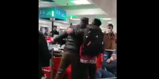 Ülkede durum içler acısı: Fransızlar tekme tokat birbirine girdi