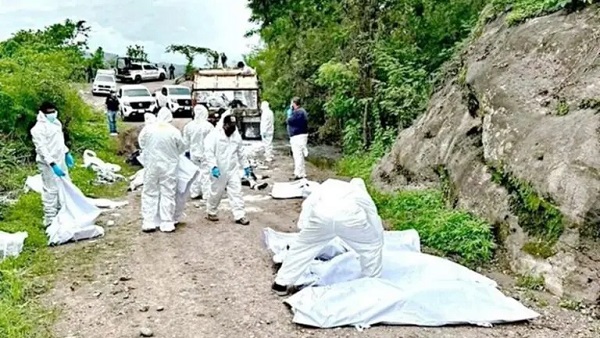 Ülkede herkes şaşkın! Kamyonun içinde 19 ceset bulundu