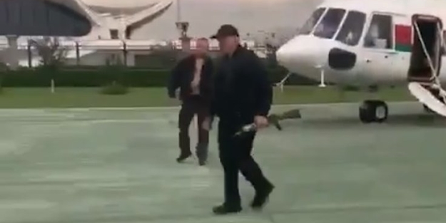 Ülkede kazan kaynıyor! Elinde otomatik silahla saraya geldi