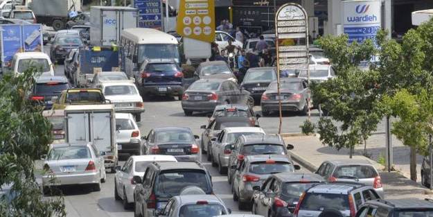 Ülkede kıtlığın içler acısı boyutu! Ambulansın benzini bitince hastayı yürüyerek taşıdılar