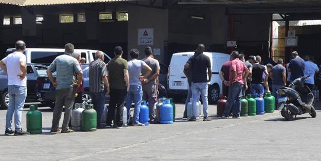 Ülkede kıtlık sürüyor! Temel ihtiyaçlar için uzun kuyruklar oluştu