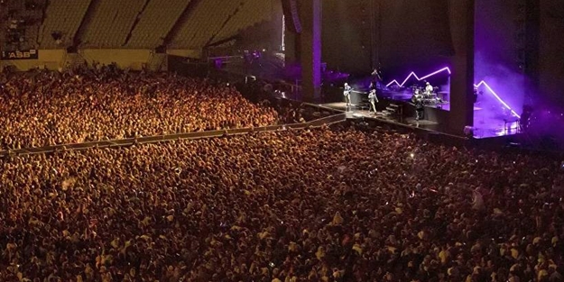 Ülkede koronavirüs tedbirleri kaldırılmıştı... 50 bin kişilik konser düzenlendi!