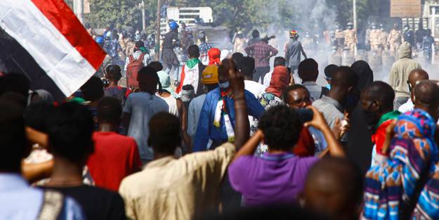 Ülkede kriz durulmuyor! 1 polis hayatını kaybetti