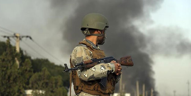 Ülkede korucu komutanın cenaze törenine saldırı! Çok sayıda ölü ve yaralı var