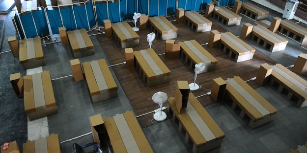 Ülkede sağlık krizi! Karton yataklı hastane kurdular