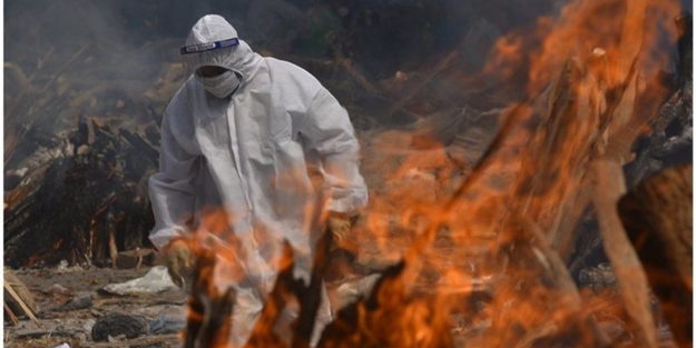 Ülkede sağlık sistemi çöktü! Ölüleri yakacak yer kalmadı
