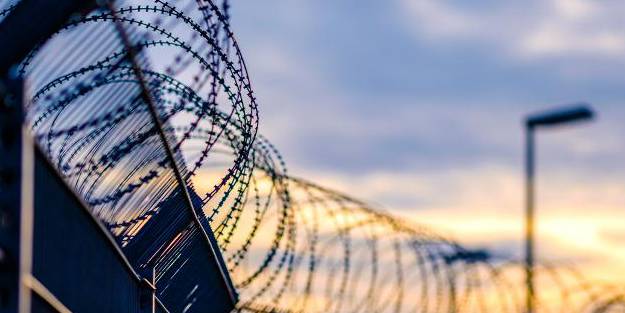 Ülkede şoke eden olay! Cezaevine silahlı baskın: 240 mahkum firar etti