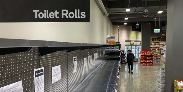 Ülkede yağma başladı: Yüklü miktarda tuvalet kağıdı çaldılar!