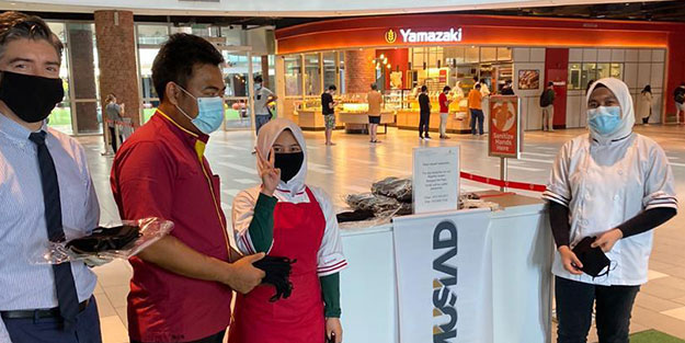 Ülkedeki Türkler halka bedava maske dağıttı