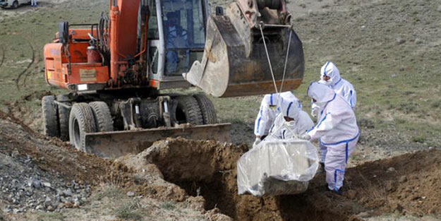 Ülkeden dikkat çeken görüntüler! Koronavirüs kurbanını dağın başına gömdüler