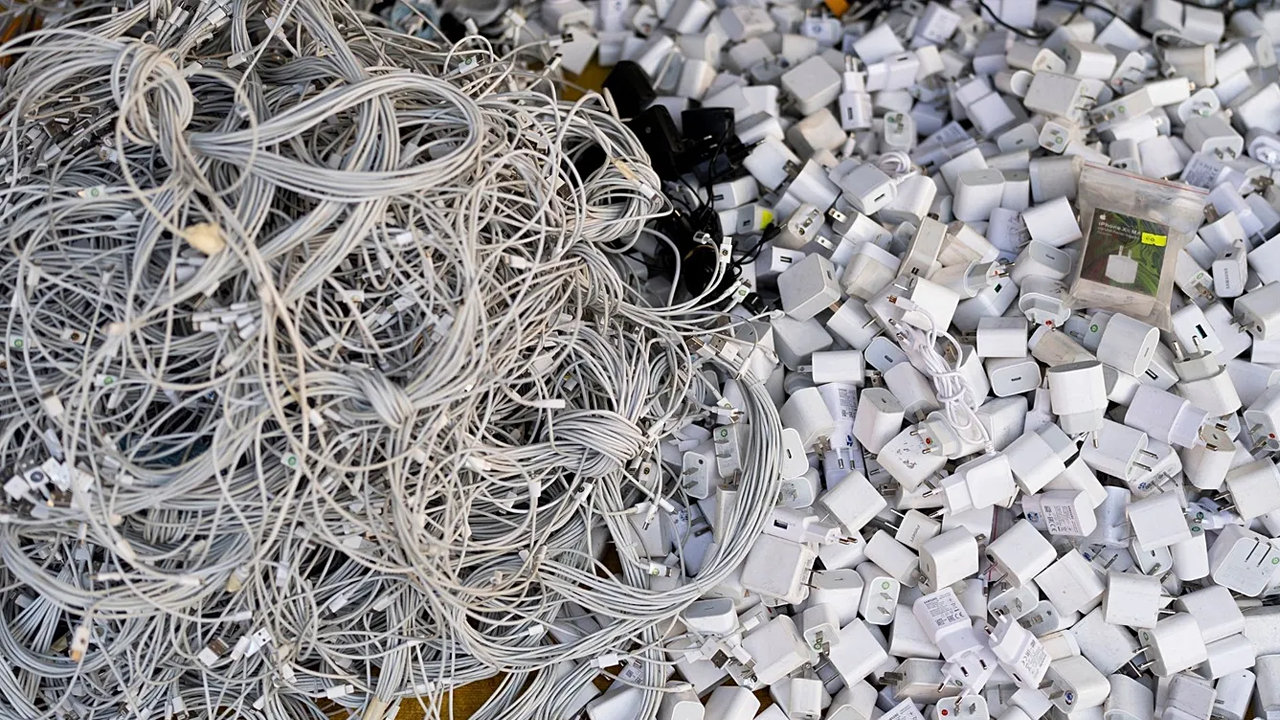 "Ülkemiz dünyanın çöplüğü değil" diyerek atık ithalatına yasak getirdiler