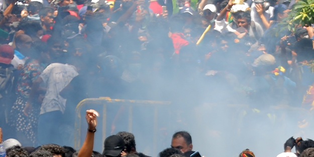 Ülkenin başbakanı kaçtı, protestocular başbakanlık binasını bastı!