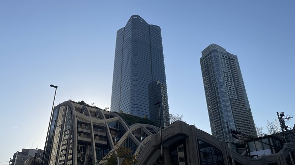 Ülkenin en yüksek binası açıldı! Tam 330 metre yükseklikte