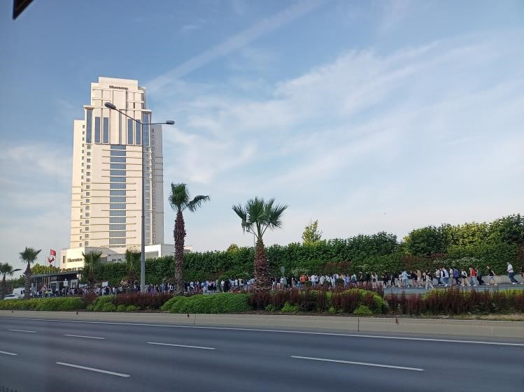 Ülkenin gençleri perişansa bu kuyruk ne?