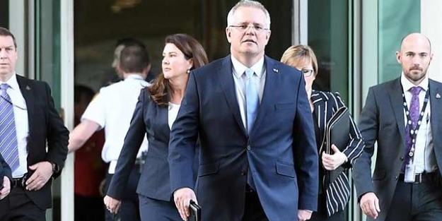 Ülkesi yanarken tatile gitmişti! Özür diledi