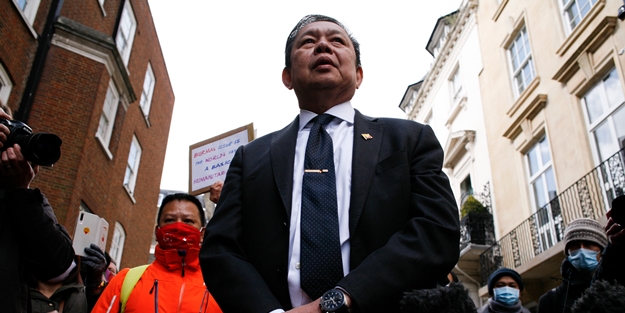 Ülkesindeki darbeyi desteklemeyen Büyükelçi, elçilik binasına alınmadı