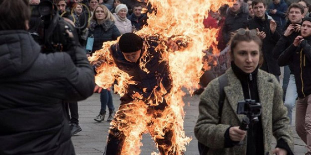 Ülkeyi dehşete düşüren görüntüler! Cumhurbaşkanlığı önünde kendini yaktı