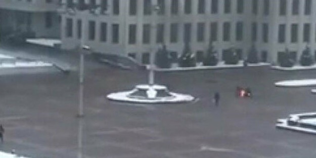 Ülkeyi karıştıran olay! Hükümet binasının önünde kendini ateşe verdi